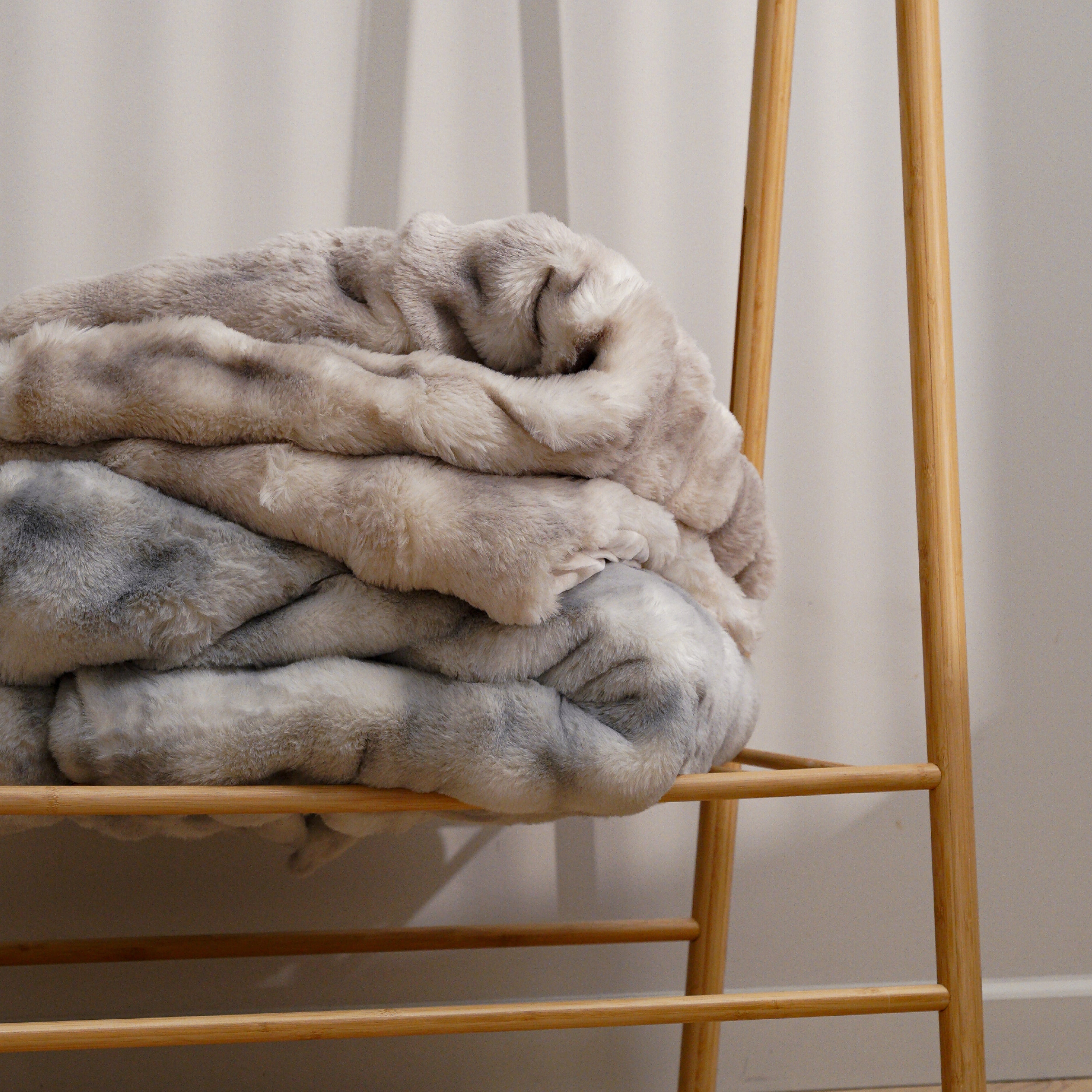 Marble Print Bubble Faux Fur Throw - Driftwood Bubble – Mon Chateau